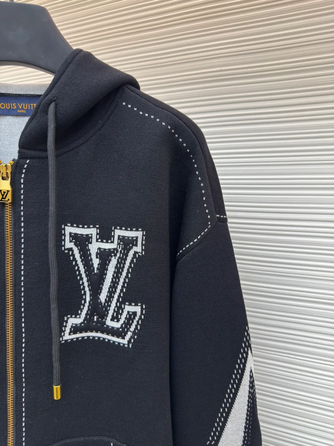 LOUIS VUITTON four-leaf clover zipper jacket ●Authentic product: purchased and developed for 18500 ●Item number: 1680392-B75 ●Fabric: combed siro spinning ●Technology: knitting ●Version: fitted version ●Weight: about 985 grams ●Size: S-M-L-XL ●Description: The fabric is made of 60-count double-strand combed siro spun yarn, which is twisted into one strand from 3 yarns, and is fixed-dyed in beige gray. Imported 1 4 knitting machines are used. A variety of local jacquard techniques plus an extremely complex double-sided middle plating technique can make the pattern convex and increase the thickness. Fine 16-needle sewing plate plus flat turning technology. The whole piece is washed with soft water. Same style for men and women!